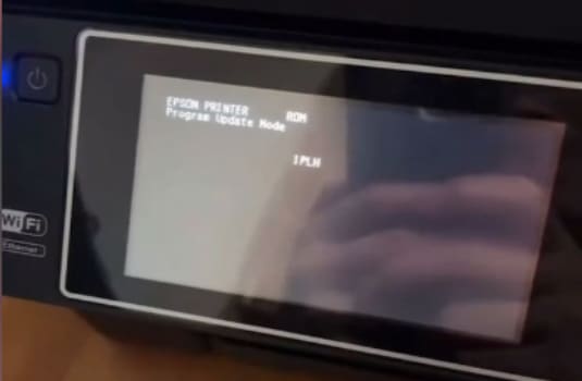爱普生WF7620打印机开机提示无法识别维护箱刷固件维修